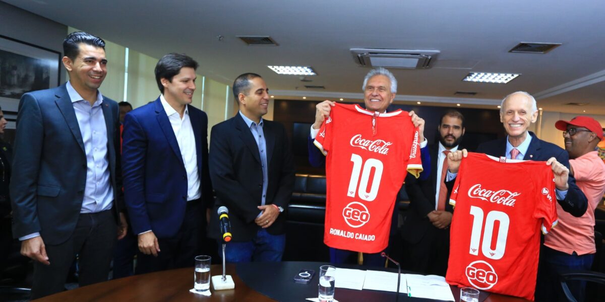 Caiado ressalta importância do incentivo ao esporte em assinatura de patrocínio entre Vila Nova e Grupo José Alves