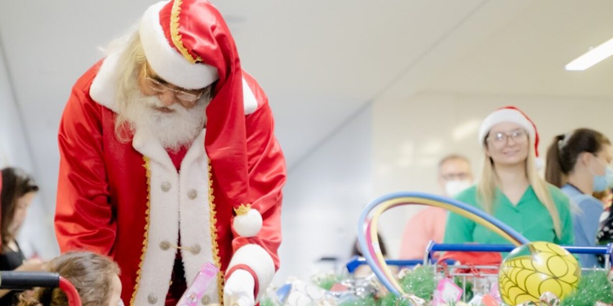 Papai Noel entrega brinquedos para crianças hospitalizadas no Hecad