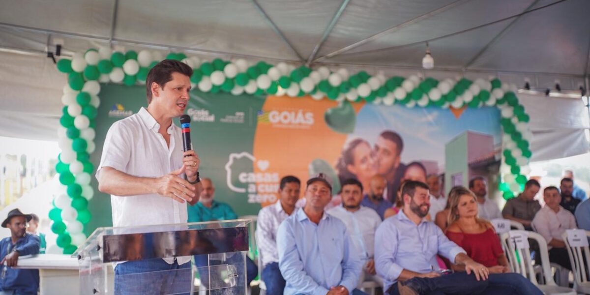 Daniel Vilela destaca transformação social em entrega de 100 casas a custo zero
