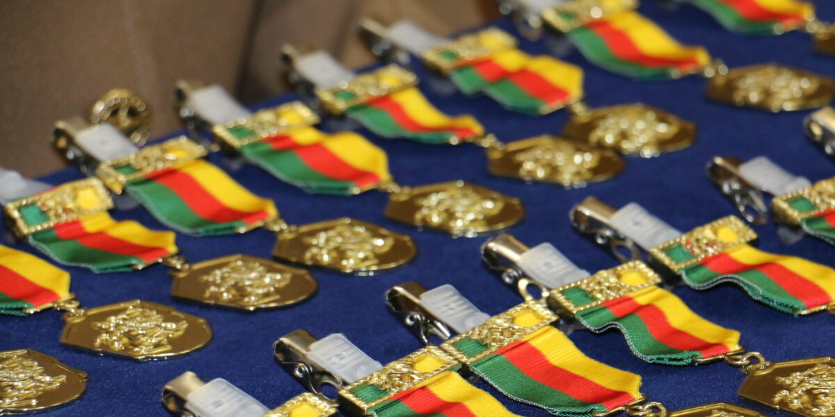 O aniversário de 98 anos da Secretaria de Estado da Casa Militar foi marcado por homenagens a policiais militares, militares das Forças Armadas e autoridades civis e eclesiásticas.