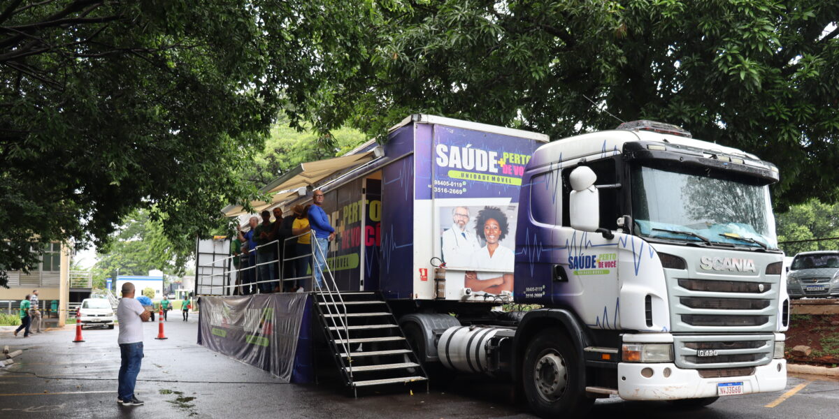 Unidade móvel do Saúde Mais Perto de Você, da Alego, faz atendimento gratuito no entreposto