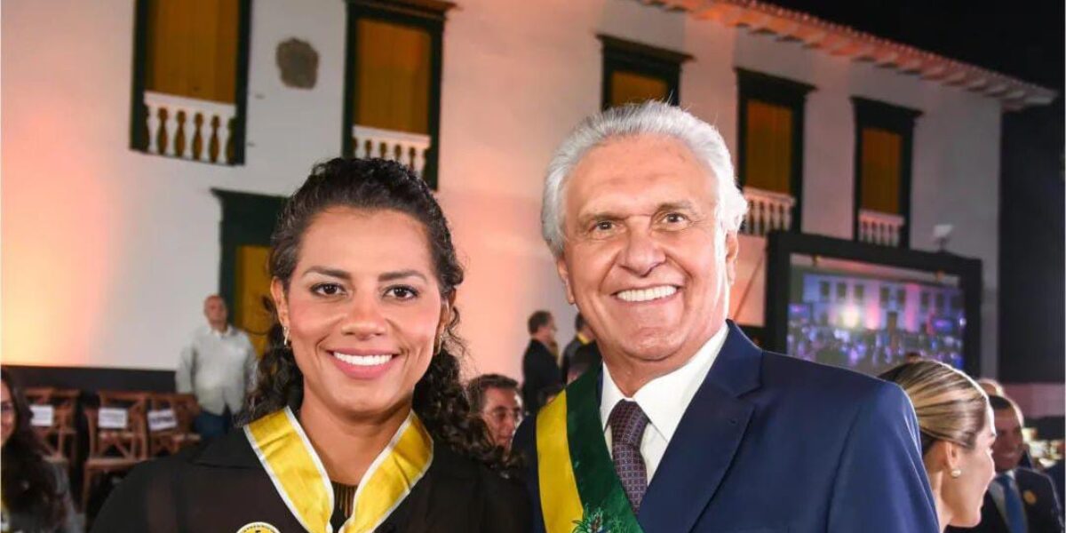 A Presidente do CETRAN/GO é homenageada com a Comenda do Mérito Anhanguera, pelo  Governador Ronaldo Caiado.