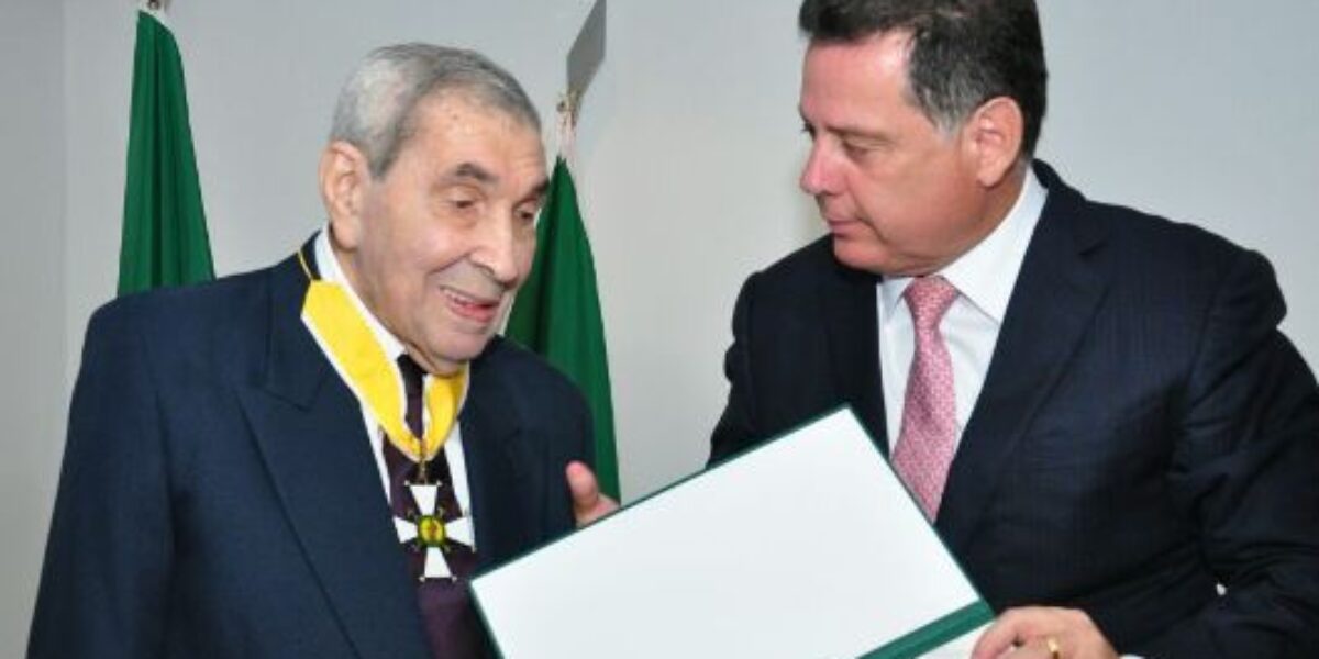 Governador homenageia jornalista Lourival Batista Pereira com comenda do Mérito Anhanguera