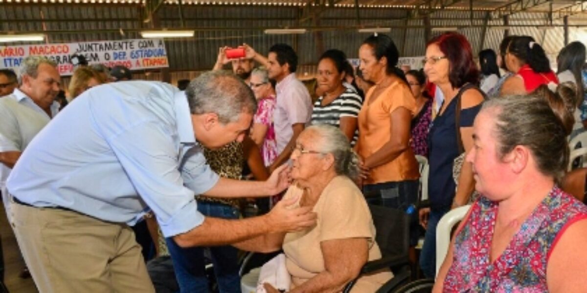 Em Itapaci, José Eliton entrega benefícios para famílias carentes
