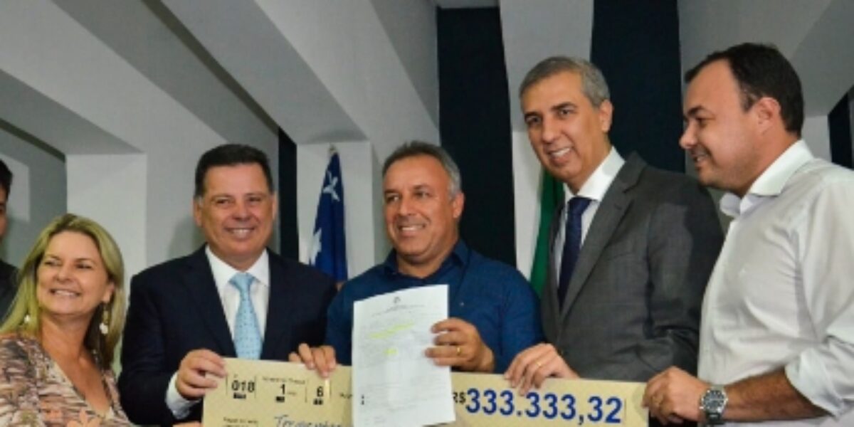 José Eliton repassa R$ 11,4 milhões a 32 municípios pelo programa Goiás na Frente