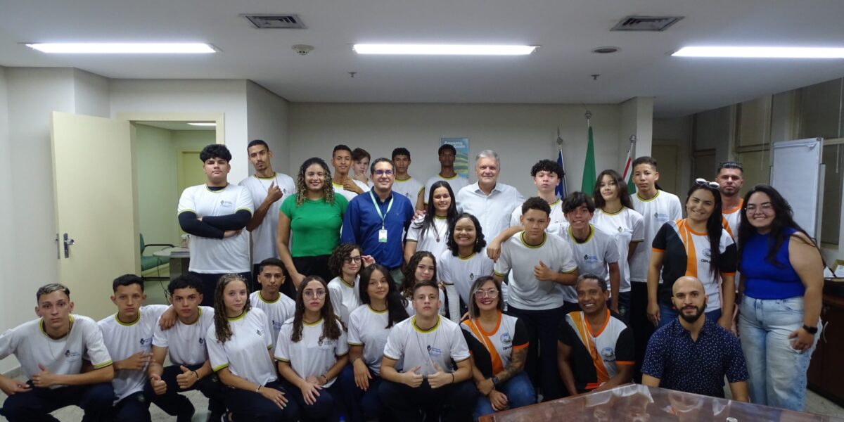 Escola de Santo Antônio do Descoberto visita CGE