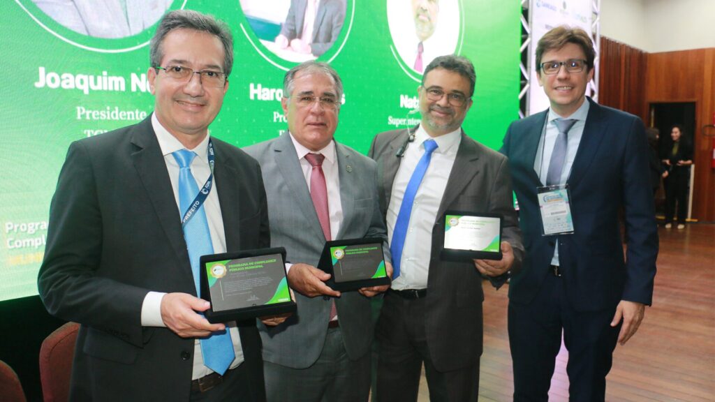 Agradecimento especial ao Presidente da Federação Goiana de Municípios, Haroldo Neves, Presidente do Tribunal de Contas dos Municípios do Estado de Goiás, Joaquim de Castro, Vice-Presidente da Federação Goiana dos Municípios Natã Gomes e Luís Crispim, Subcontrolador de Auditoria Interna e Controle da CGE-GO, respectivamente.