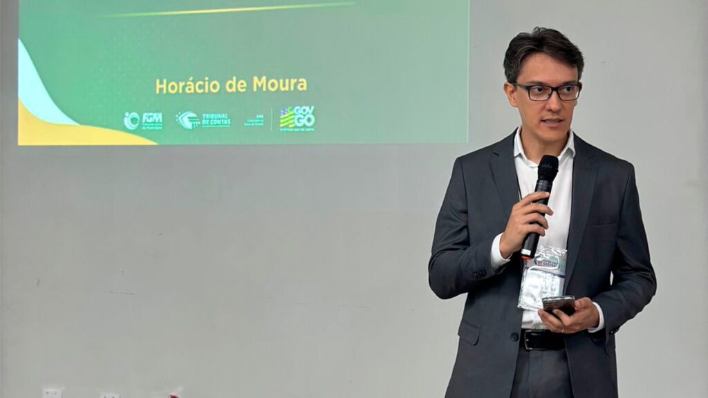 Horácio de Moura, Auditor do TCM-GO, apresentando boas práticas de funcionamento da Transparência e Ouvidoria a nível municipal no Painel "O Compliance no Âmbito Municipal", realizado no Encontro de Gestores de 2024.