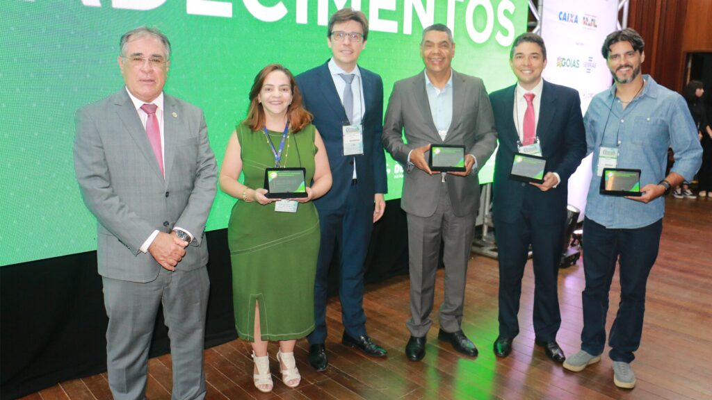 Joaquim de Castro, Helen Regina e Luís Crispim e Flori Madureira, da CGE-GO, Jorge Moraes, do TCM-GO e Tiago Borges da CGE-GO, respectivamente, recebendo agradecimentos especiais em homenagem a seu trabalho como mentores do PCM 2025.