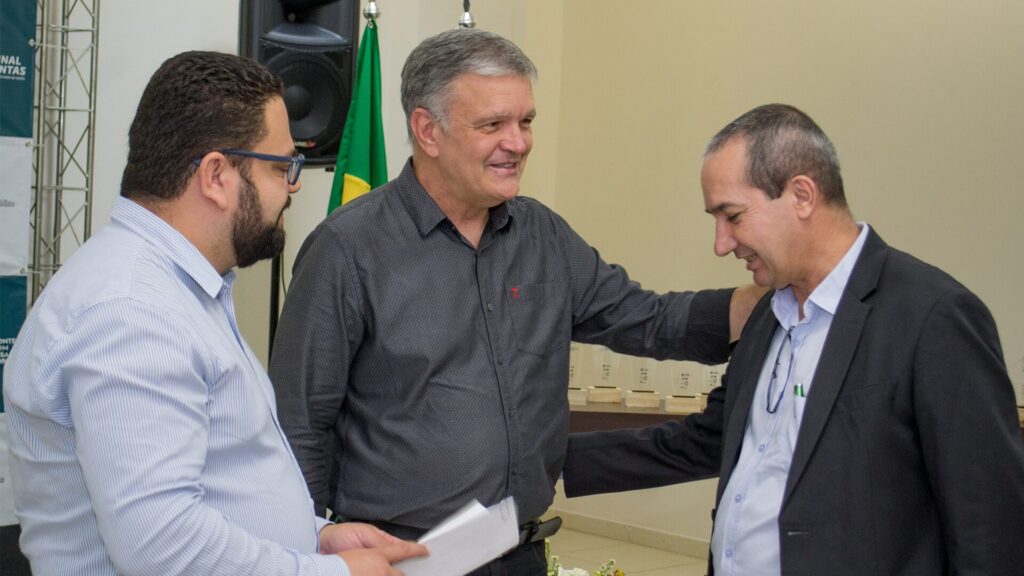 Diego Ramalho Feiras, Subcontrolador de Governo Aberto e Ouvidoria-Geral da CGE-GO, Henrique Ziller, então Controlador Geral do Estado de Goiás e Haroldo Naves, Prefeito de Campos Verdes na Cerimônia de Premiação de 2022.