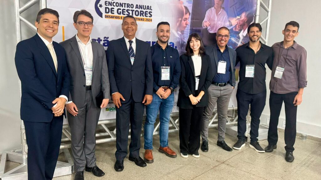 Jorge Moraes, Auditor no TCM-GO, Horácio de Moura, Auditor do TCM-GO, Flori Madureira, Gestor de Finanças e Controle da CGE, Geraldo Valeriano, Gerente da CGE responsável pelo PCM, Kaillany Azevedo, Estagiária do programa, Ricardo Orsini, Gestor de Finanças e Controle da CGE, Tiago Borges, Gestor de Finanças e Controle da CGE e Thiago Barros, Coordenador do programa, respectivamente, no Painel "O Compliance no Âmbito Municipal", realizado no Encontro de Gestores em 2024.