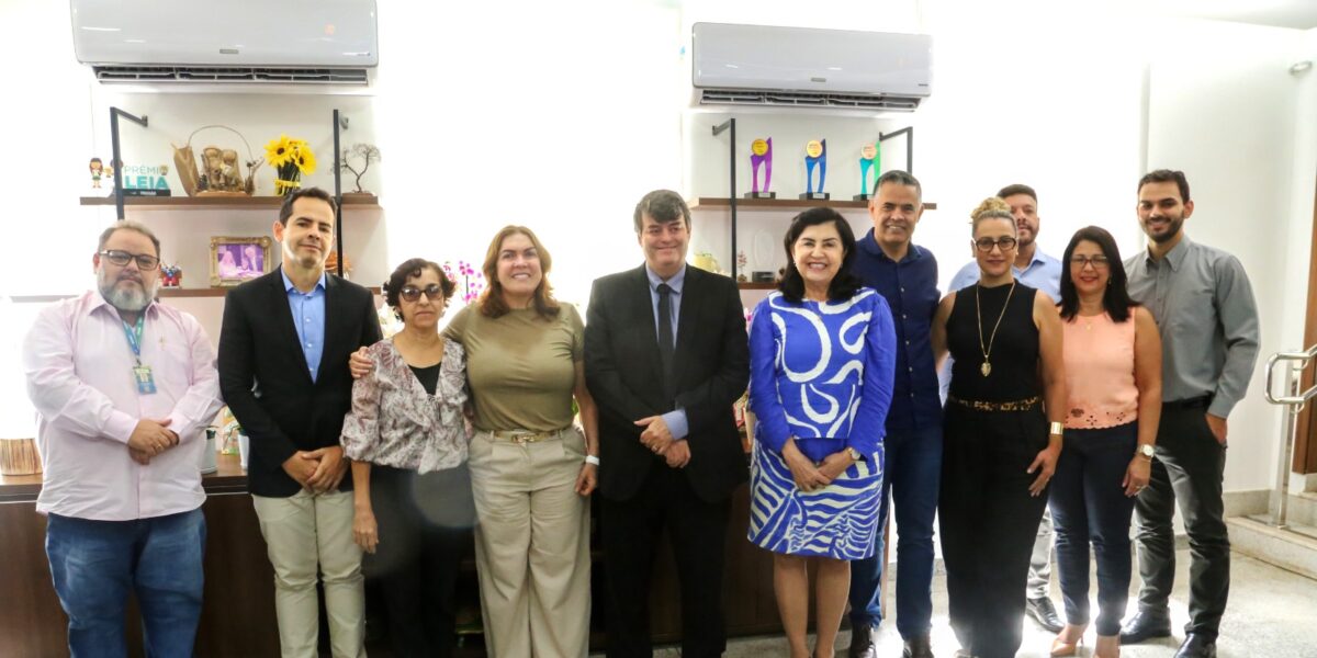 Marcos Tadeu apresenta-se a Fátima Gavioli, secretária de Educação