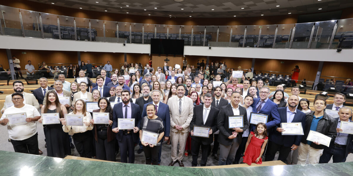 Servidores da CGE são homenageados em sessão solene na Alego