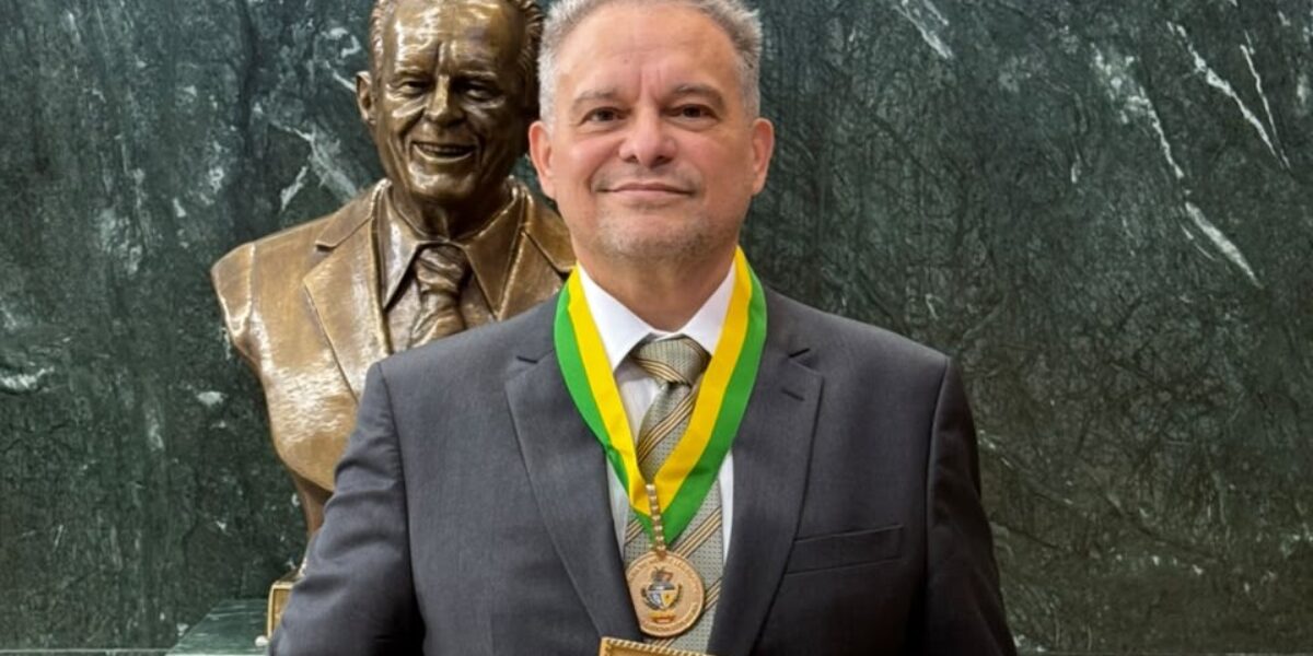Secretário-chefe da CGE recebe Medalha Pedro Ludovico Teixeira na Alego  