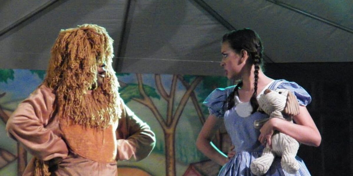 Palco do Teatro Goiânia recebe primeira apresentação do clássico infantil “O Mágico de Oz”