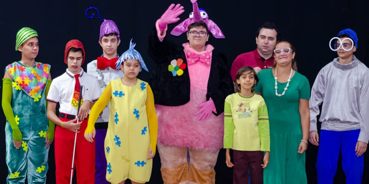 Atores autistas apresentam musical inspirado na animação DivertidaMente no palco do Teatro Goiânia