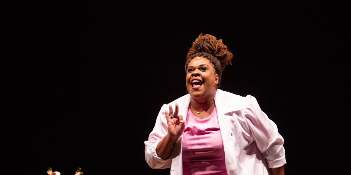 Stand up comedy de Cacau Protásio chega ao Teatro Goiânia