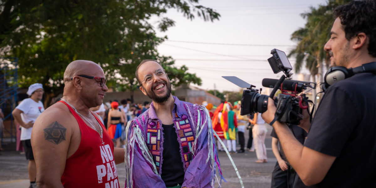 Telefilme “A Hora da Galhofa” revisita trajetória do festival de arte de rua em Goiânia