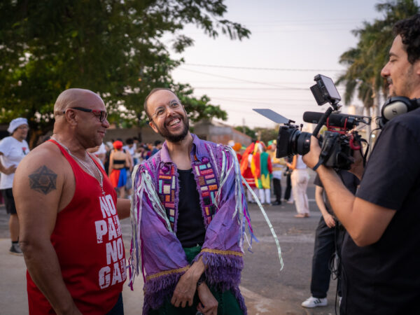 Telefilme “A Hora da Galhofa” revisita trajetória do festival de arte de rua em Goiânia