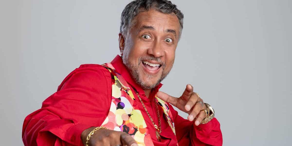 Humorista Paulinho Gogó apresenta novo espetáculo no Teatro Goiânia