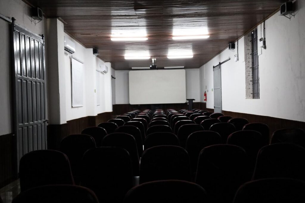 Museu Ferroviário de Pires do Rio é reinaugurado com nova sala de cinema pública, fortalecendo a cultura local