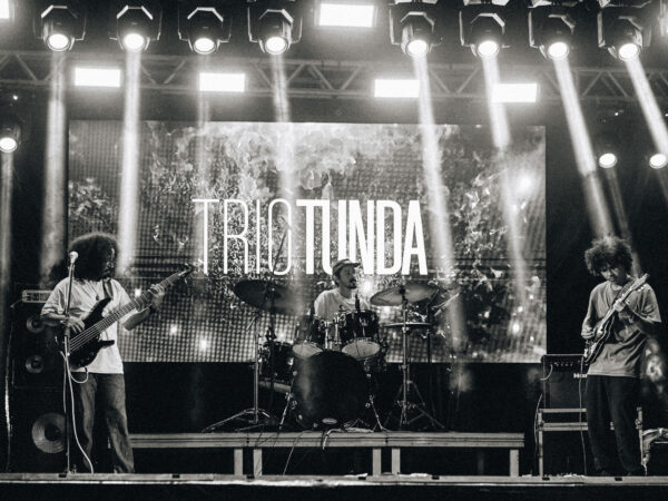 Trio Tunda apresenta o show “Brasis em Brasa” em seu retorno a Goiânia