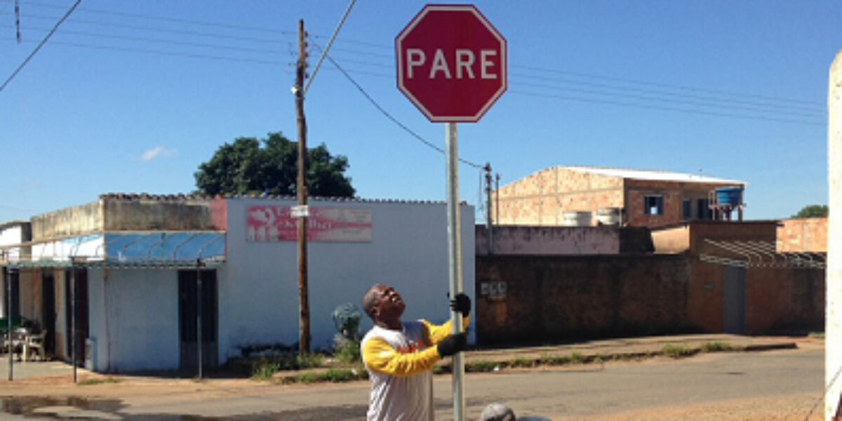 Primeira placa de trânsito no Jardim Ingá é implantada pelo Goiás Sinalizado