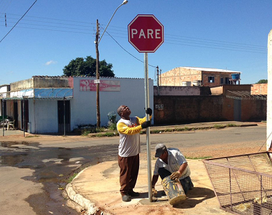 Primeira placa de trânsito no Jardim Ingá é implantada pelo Goiás Sinalizado