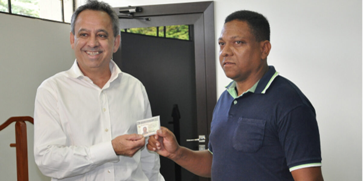 Detran entrega primeira CNH E para pessoa com deficiência