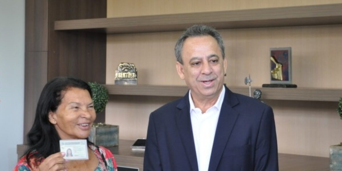 Mulher de 70 anos é primeira goiana habilitada para pilotar cinquentinha