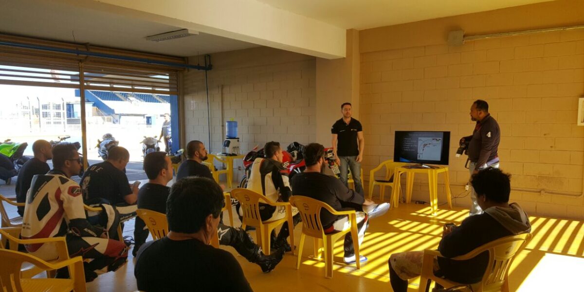 Campeão brasileiro de motovelocidade dá curso de pilotagem em Goiânia