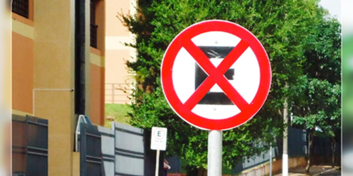 Veículo parado ou estacionado