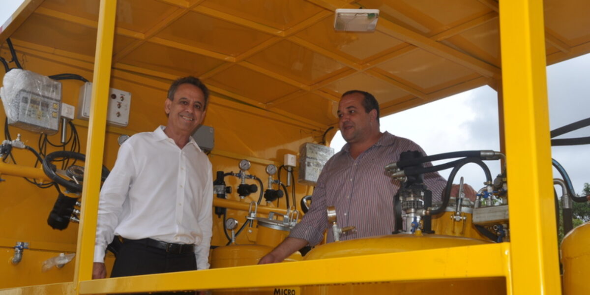 Três caminhões de pintura viária são entregues ao Detran