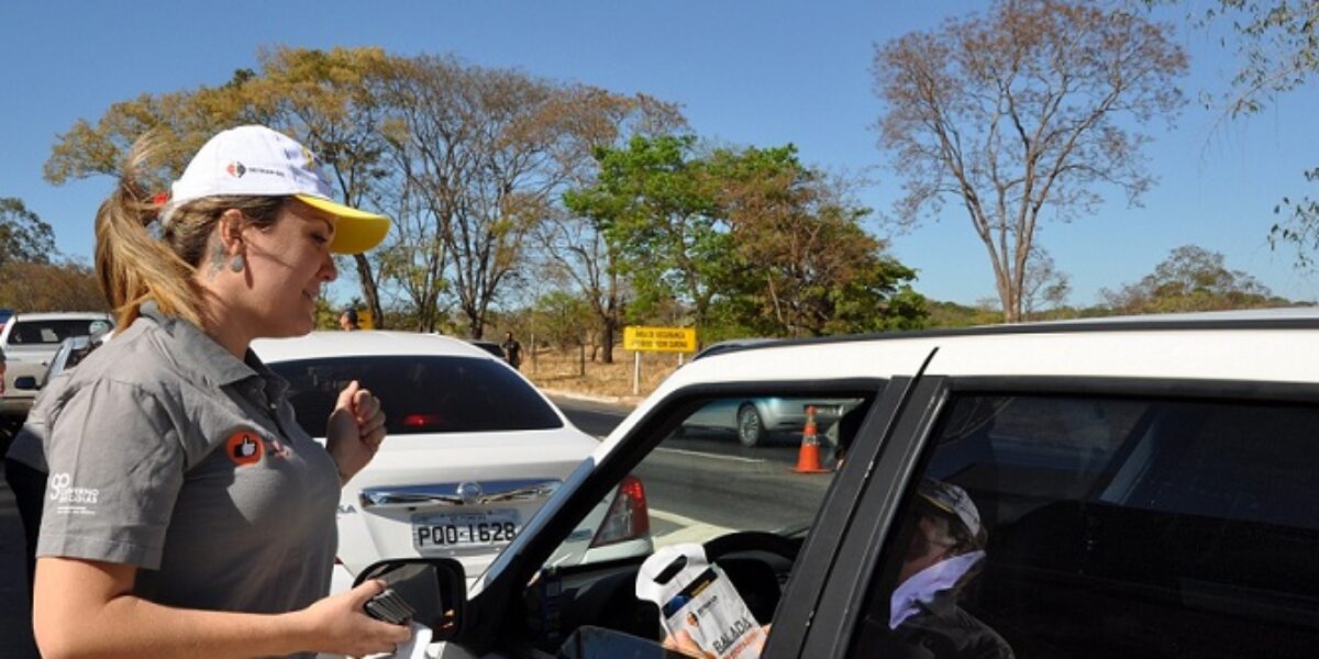 Detran realiza Blitz educativa em parceria com HUGOL
