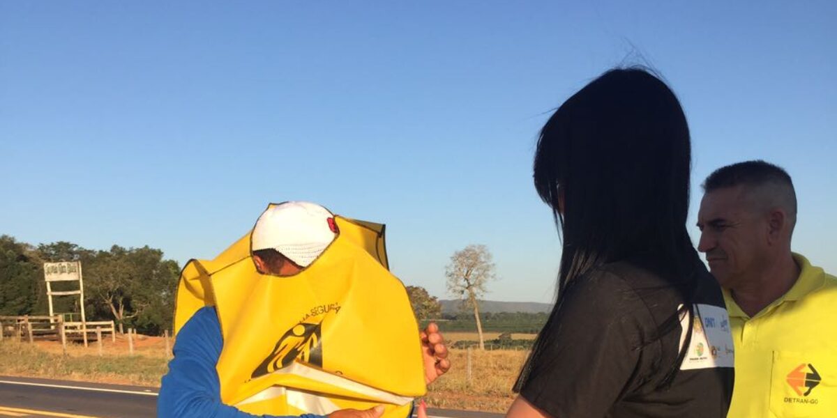 Detran entrega colete luminoso para Romeiros