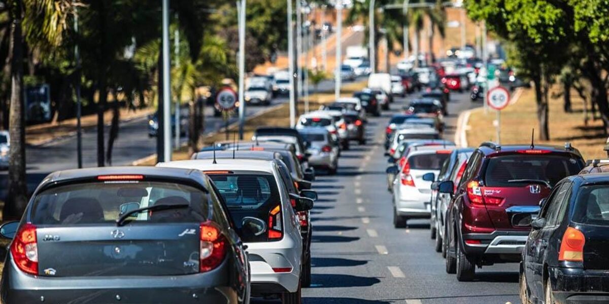 Prazo para licenciar veículo com placa final 9 vence hoje