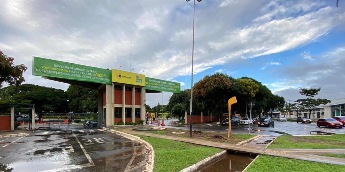 Governo de Goiás monta “drive-thru” de vacinação no Detran