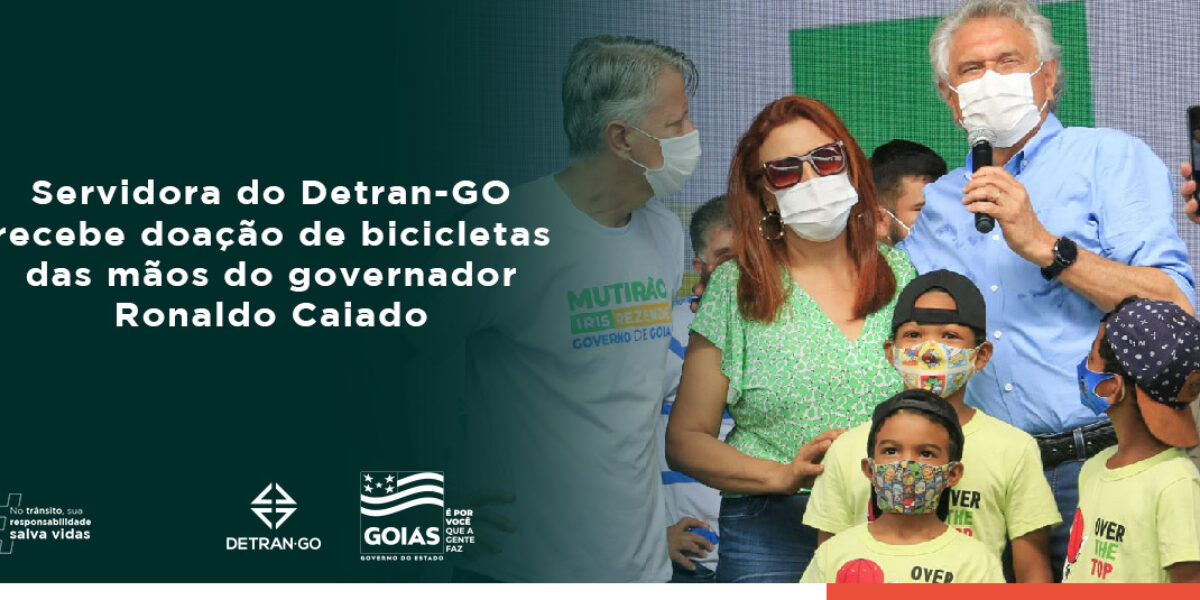 Servidora do Detran-GO recebe doação de bicicletas das mãos do governador Ronaldo Caiado
