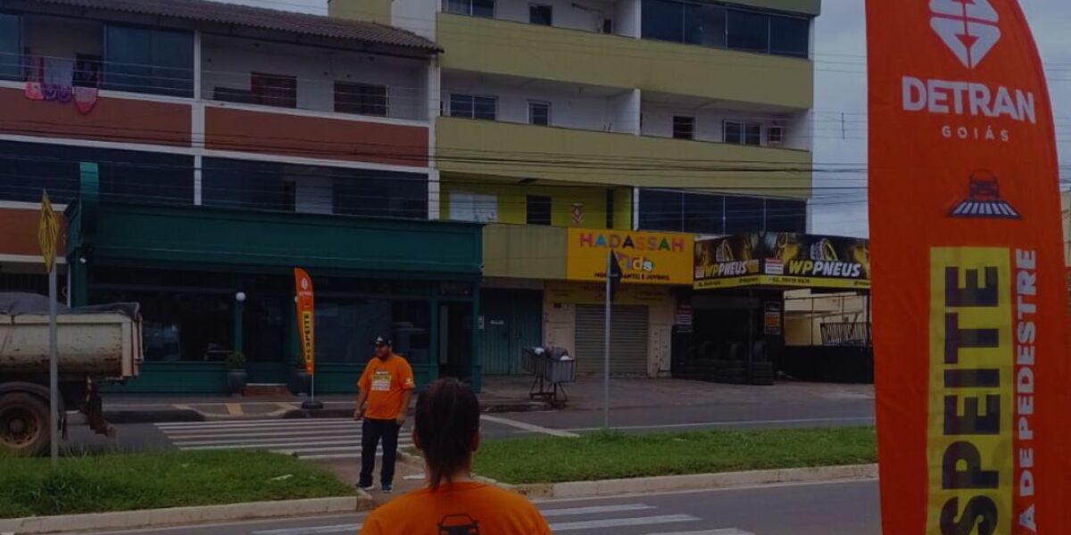 Pedestres relatam falta de respeito à faixa e elogiam campanha