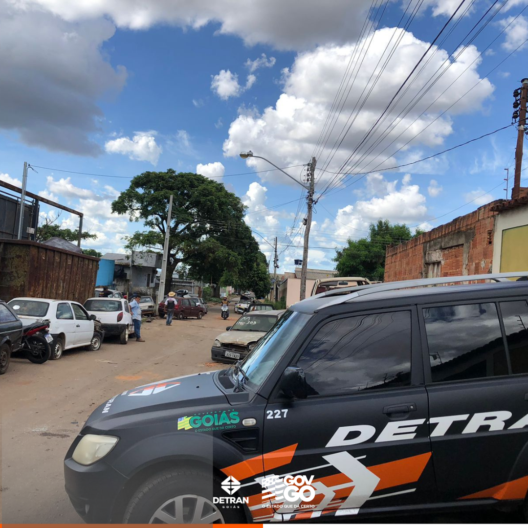 Patrulha Detran recolhe carcaças e veículos abandonados nas ruas da capital