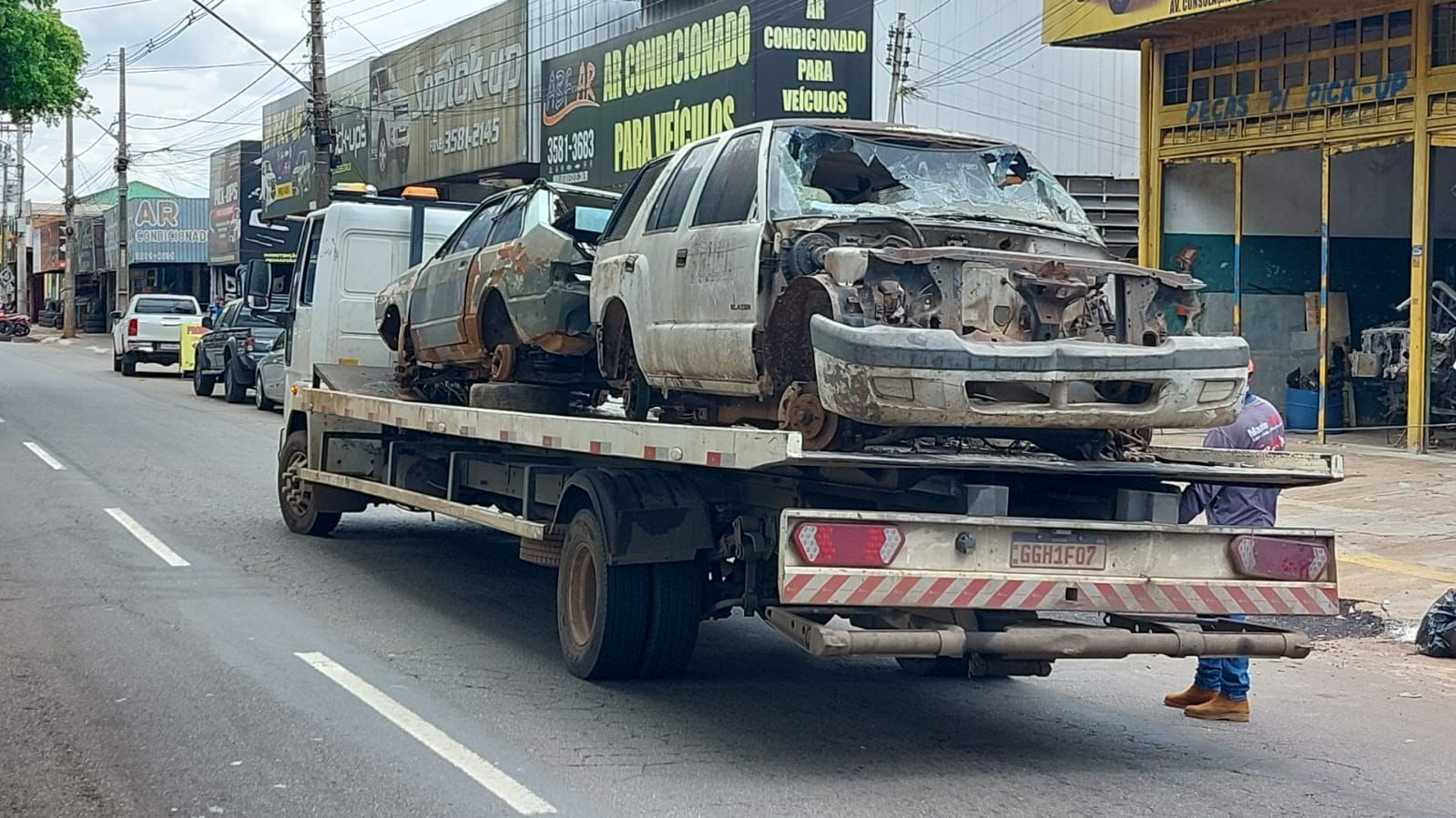 Patrulha Detran retira veículos abandonados das ruas