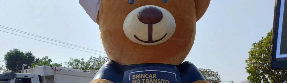 Ação de educação com urso gigante marca Semana Nacional de Trânsito