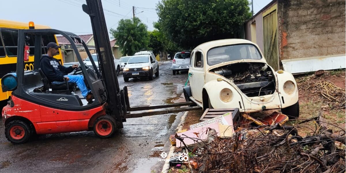 Patrulha Detran remove 20 carcaças e veículos abandonados em Caçu