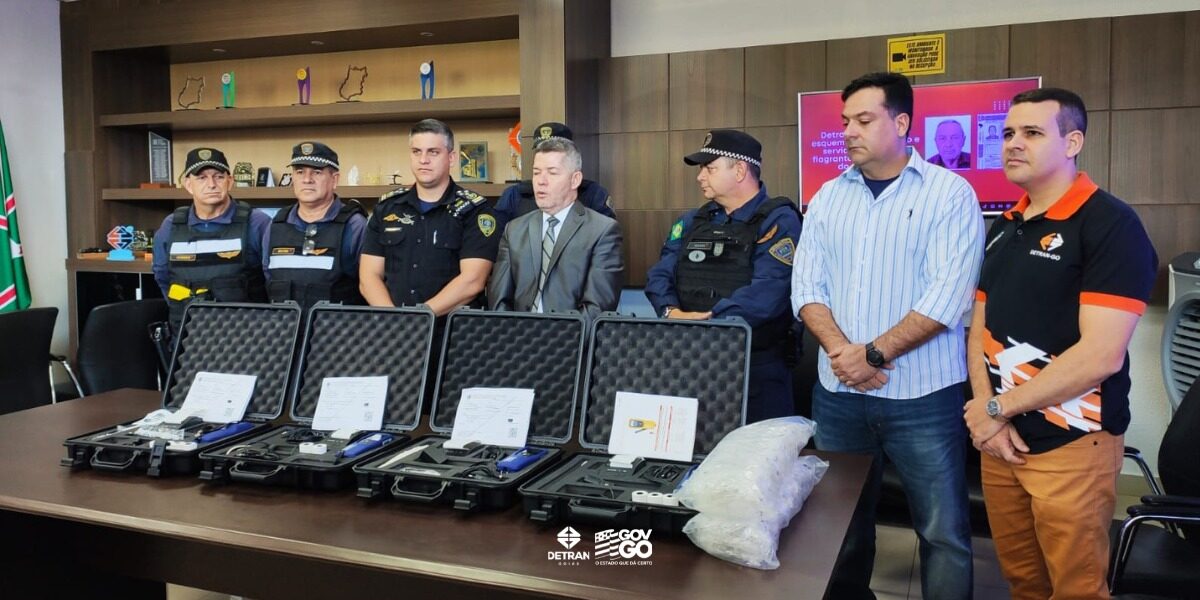 Detran-GO entrega quatro conjuntos de bafômetros para GCM