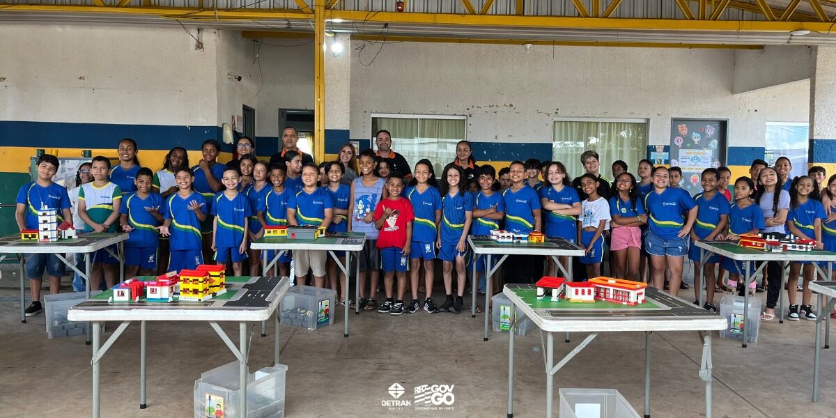 Detranzinho leva educação para o trânsito para mil crianças em Águas Lindas de Goiás