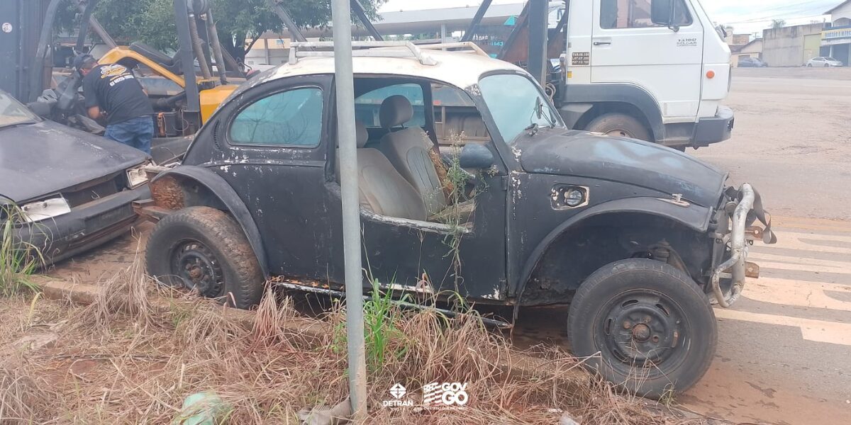 Patrulha do Detran-GO atua em Petrolina na retirada de veículos abandonados