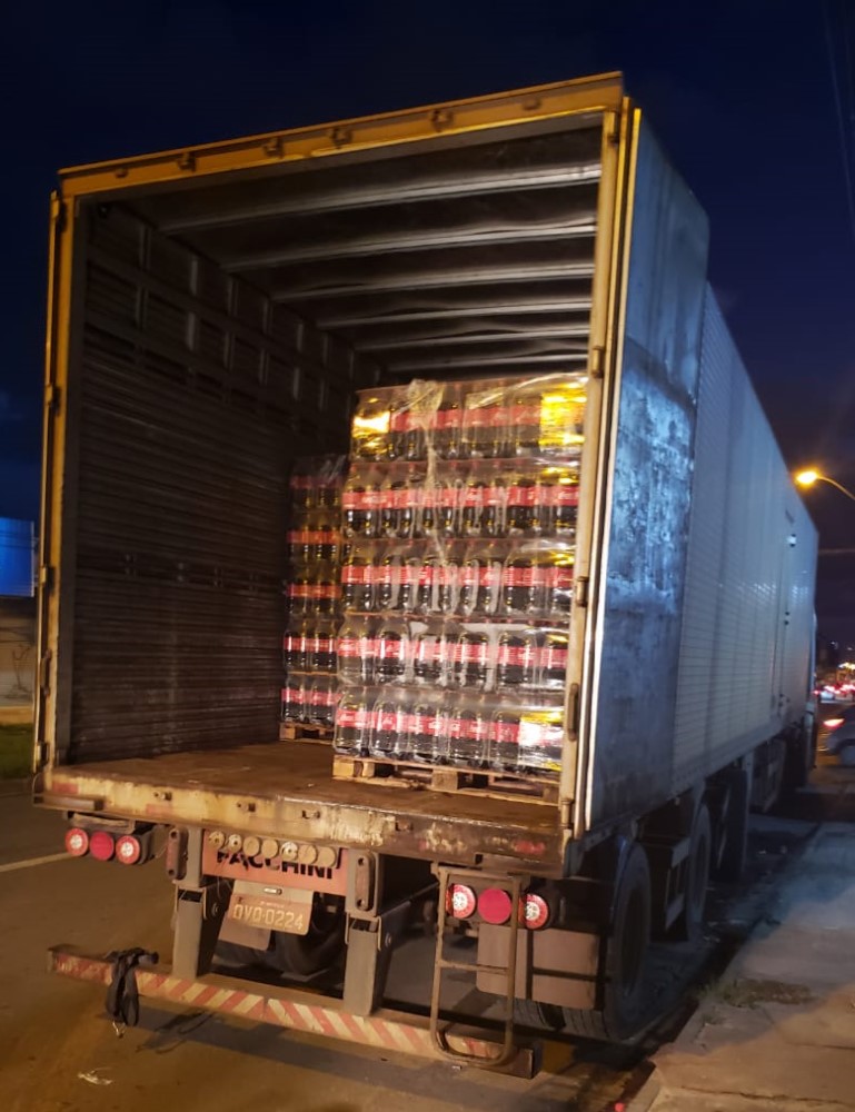 Carga de refrigerante dentro do caminhão