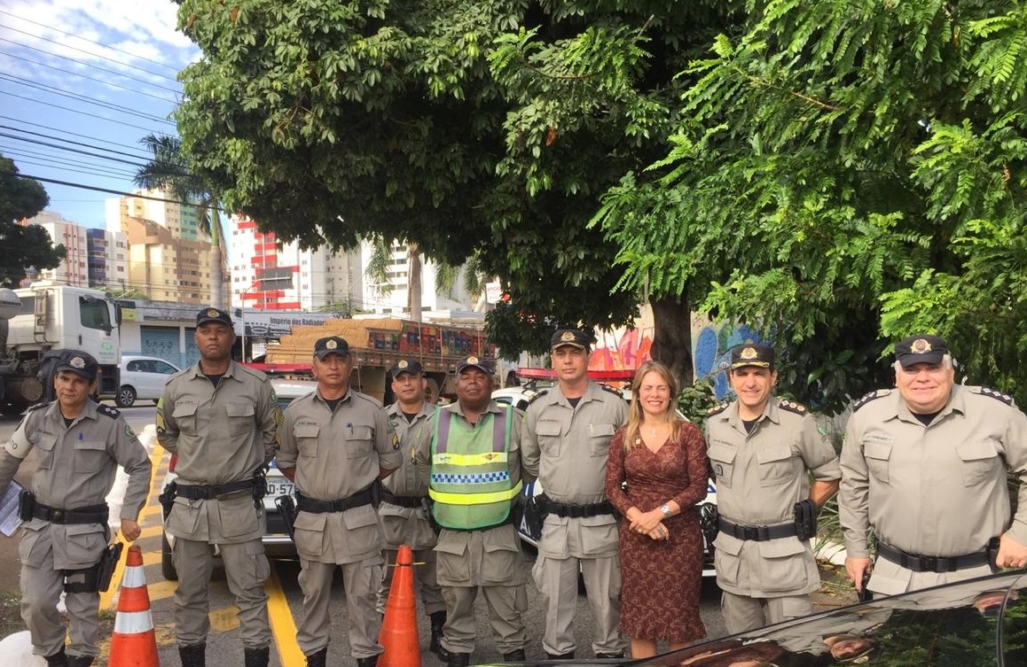 Secretária Cristiane Schmidt ao lado de alguns integrantes do BPMFAZ/GO  Fotos:  De arquivo, período anterior à pandemia da Covid-19