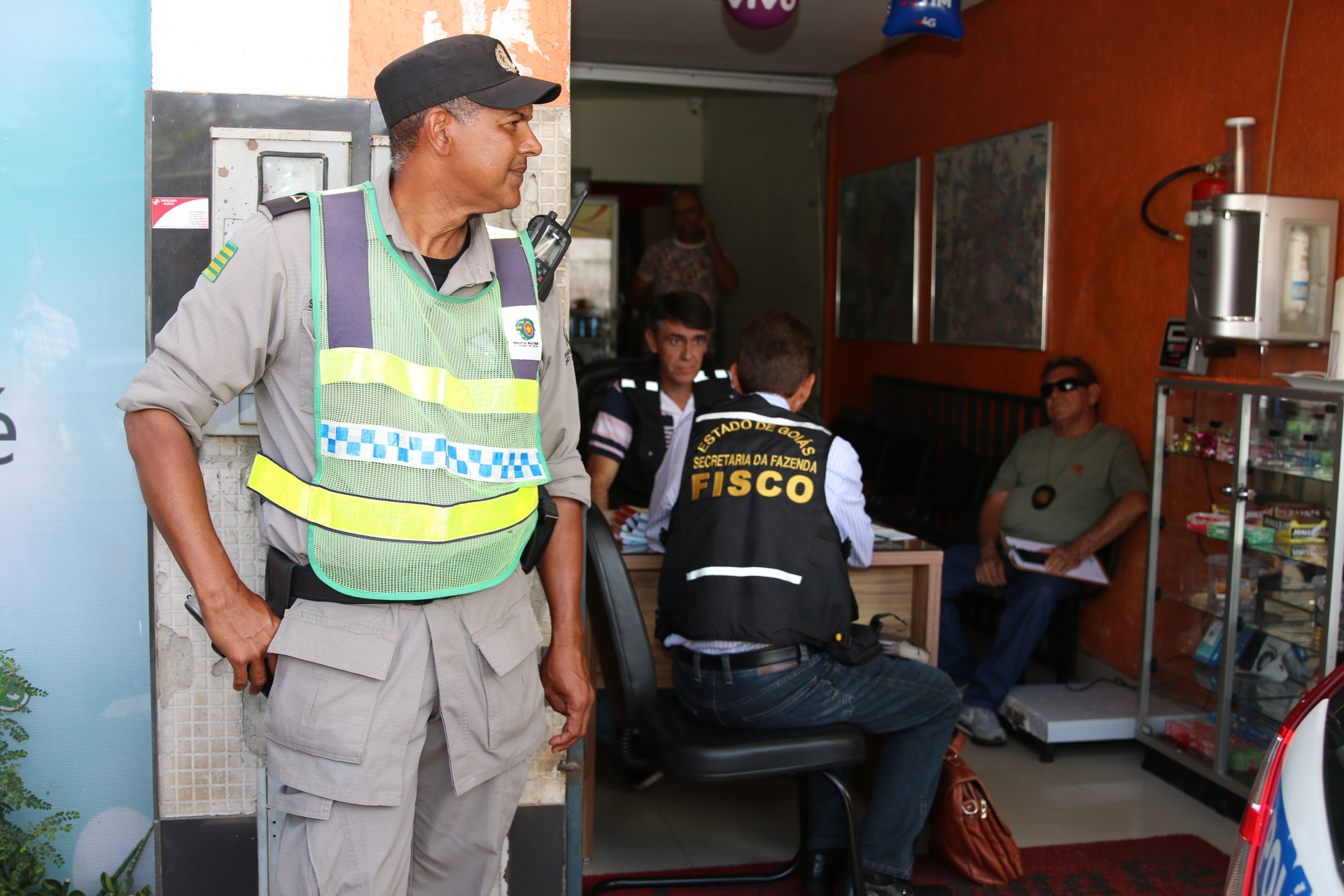 Policial na porta de estabelecimento comercial irregular