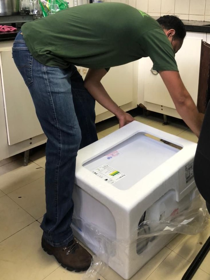 Homem, técnico, desembalando o micro-ondas
